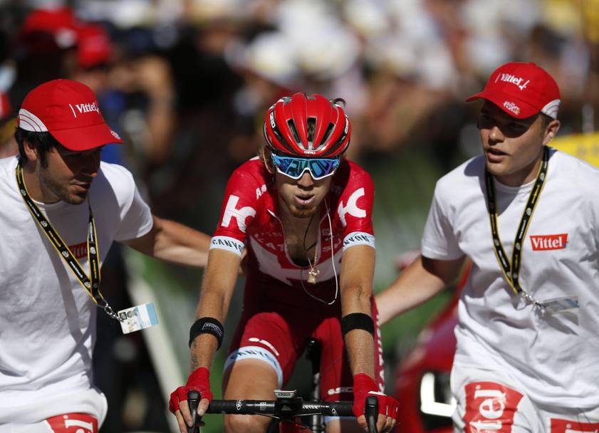 Ilnur Zakarin, 26 anni, sorretto al traguardo di Finhaut Emosson, 17esima tappa del Tour de France. Per il russo  il sesto successo in carriera, il primo nella Grande Boucle. Pro&#39; dal 2012  la grande speranza della Katusha nelle corse a tappe. Epa